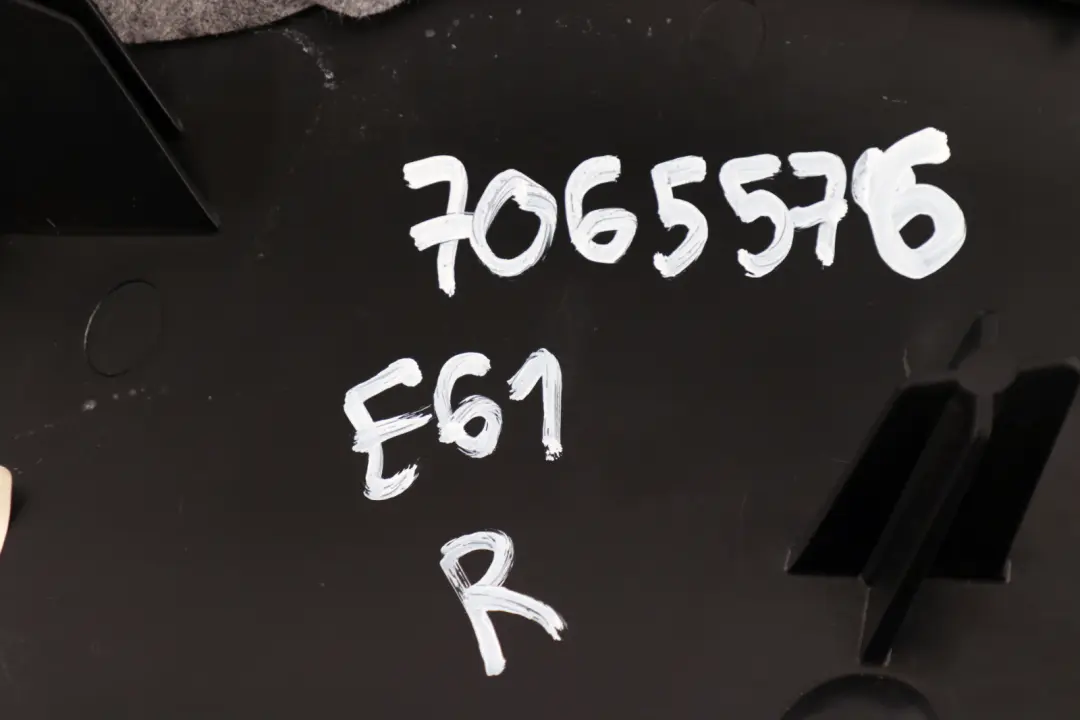 Side Finisher Rear Seat Right O/S Cloth Fabric Anthracite to BMW 5 Series E61 with Part number 7065576 BMW 5 Series E61 Side Finisher Rear Seat Right O/S Cloth Fabric Anthracite - SKU 7065576 - Part number 7065576