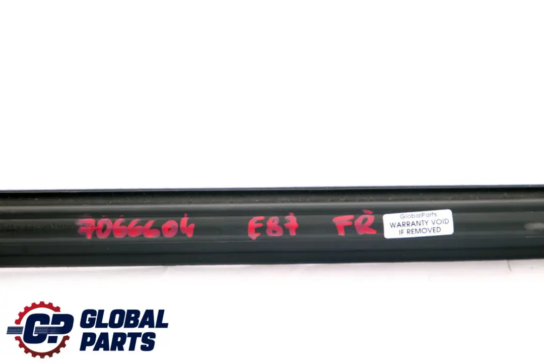 Puerta Delantera Interior Ventana Derecha Canal Cubierta para BMW E87 con número de pieza 7066604 BMW E87 Puerta Delantera Interior Ventana Derecha Canal Cubierta - SKU 7066604 - Número de pieza 7066604