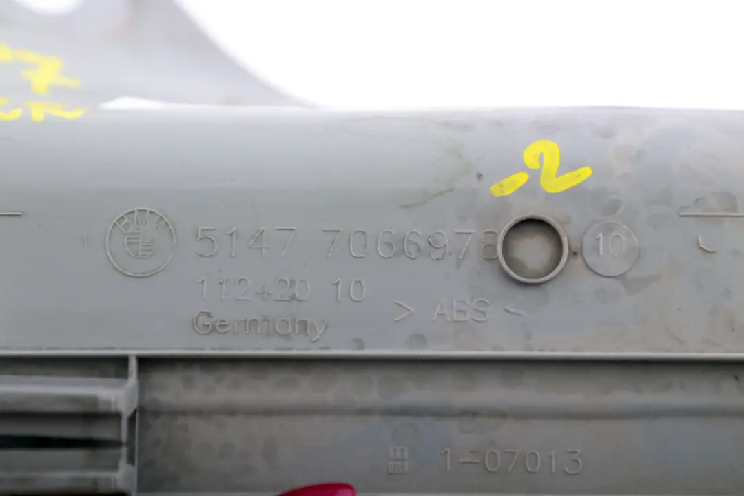 Listwa progowa progu prawa tył Alaskagrau do BMW E87 o numerze 7066978 BMW E87 Listwa progowa progu prawa tył Alaskagrau - SKU 7066978-2 - Numer Części 7066978