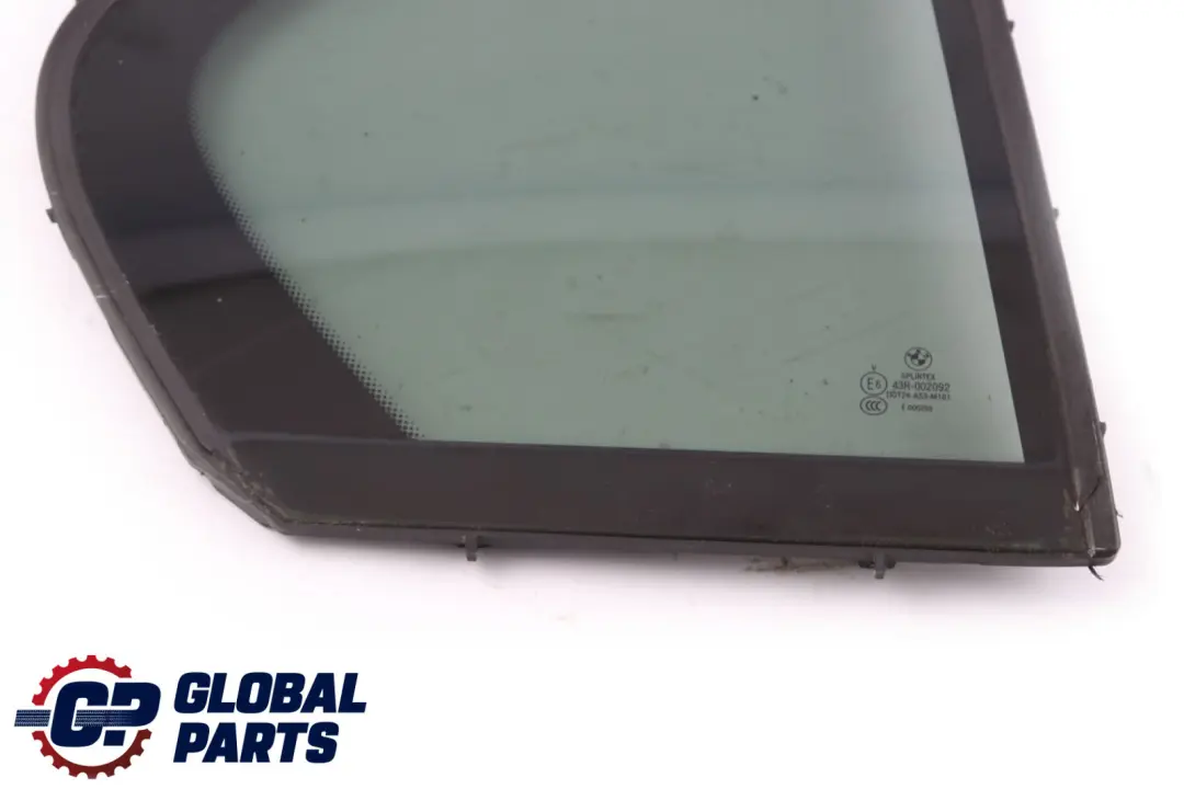 Ventana fija vidrio tintado verde puerta trasera derecha AS3 para BMW E60 con número de pieza 7067062 BMW E60 Ventana fija vidrio tintado verde puerta trasera derecha AS3 - SKU 7067062 - Número de pieza 7067062