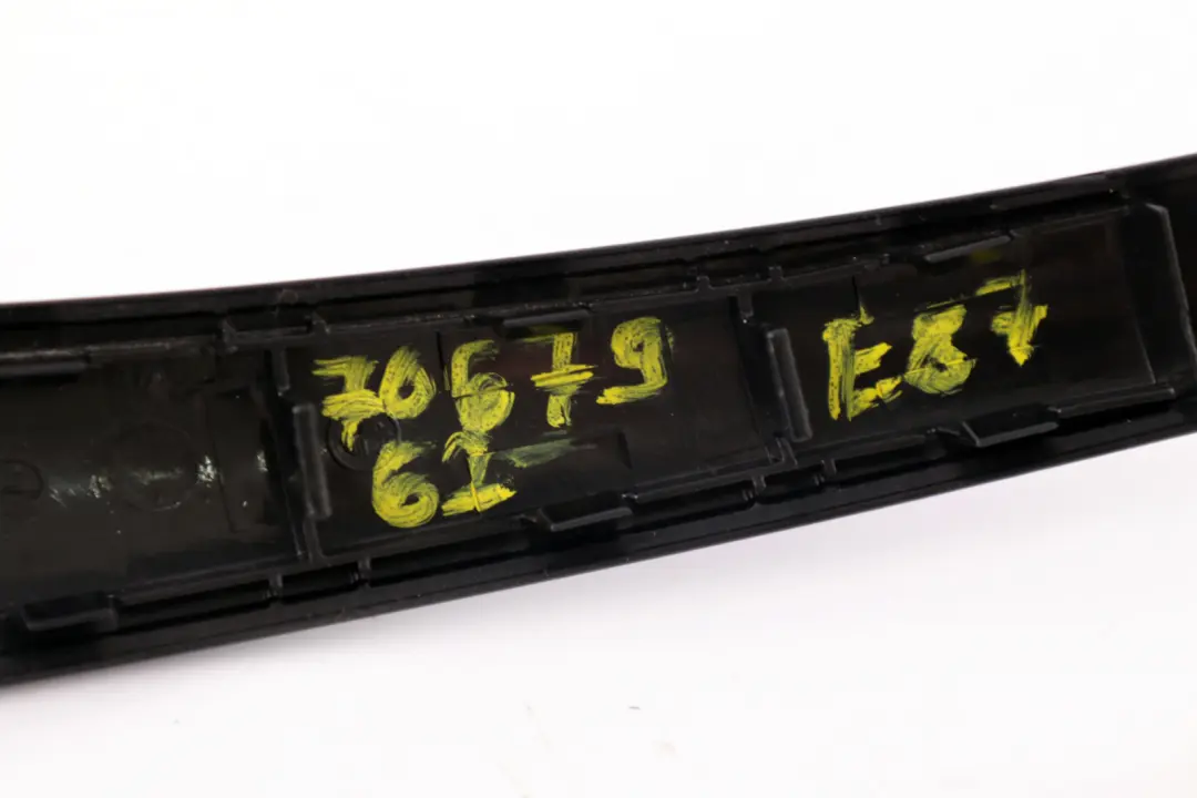 Manija Interior Puerta Negra Derecha para BMW Serie 1 E87 con número de pieza 7067962 BMW Serie 1 E87 Manija Interior Puerta Negra Derecha - SKU 7067962 - Número de pieza 7067962