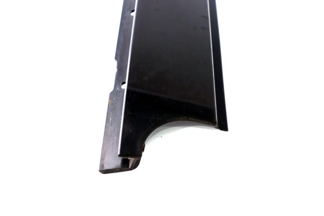 Tapa Columna Pilar B Puerta Trasera Derecha Negro Tira para BMW E87 con número de pieza 7068102 BMW E87 Tapa Columna Pilar B Puerta Trasera Derecha Negro Tira - SKU 7068102 - Número de pieza 7068102