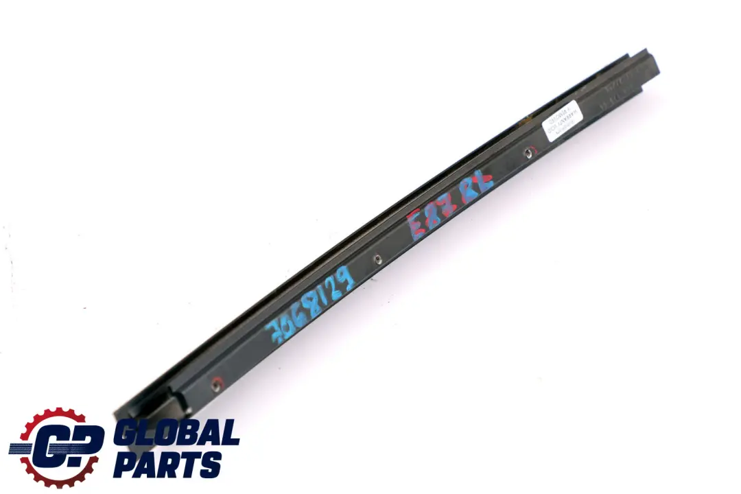 Apertura Fensterf?hrungssteg SX per BMW E87 con numero di parte 7068129 BMW E87 Apertura Fensterf?hrungssteg SX - SKU 7068129 - Numero di parte 7068129