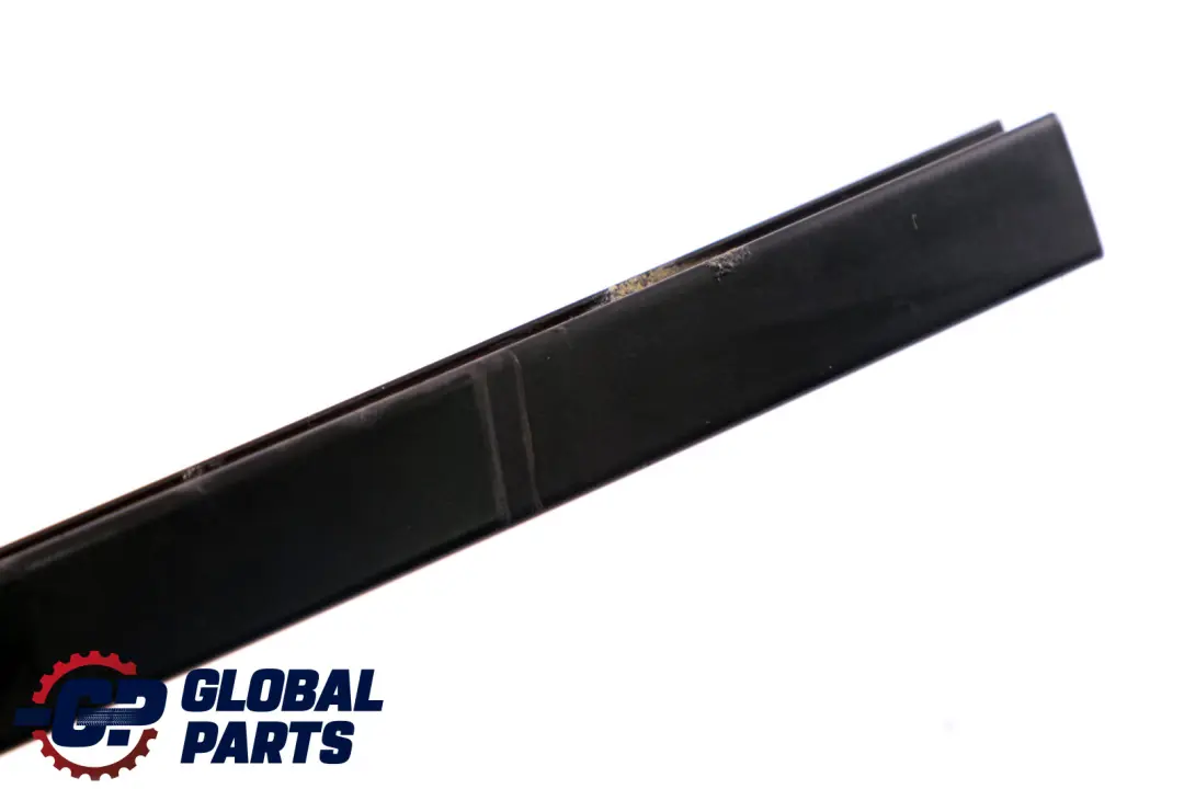 Coperchio Guida Finestrino Posteriore Destro per BMW E87 con numero di parte 7068130 BMW E87 Coperchio Guida Finestrino Posteriore Destro - SKU 7068130 - Numero di parte 7068130