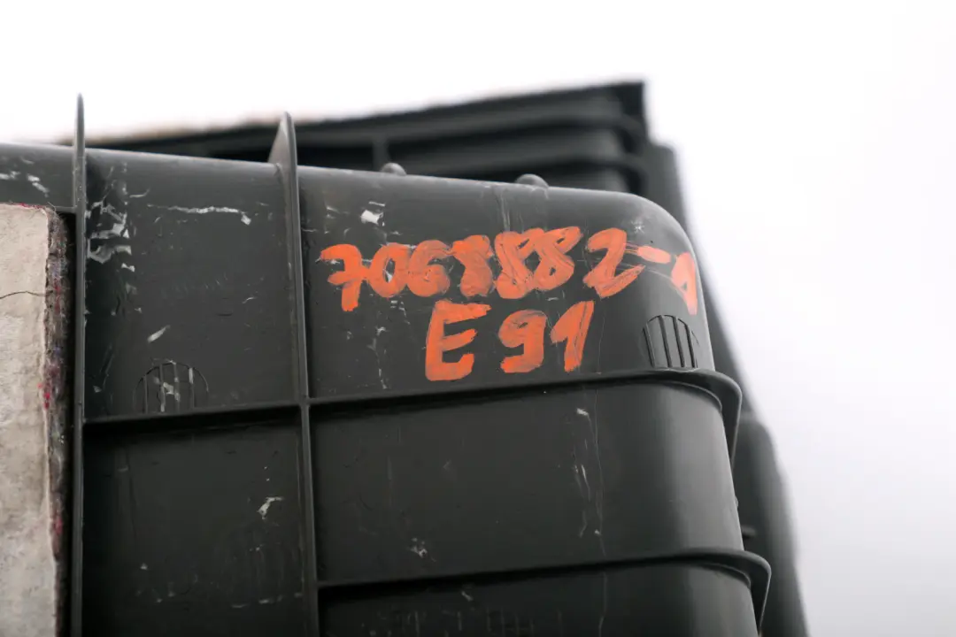 Verkleidung Gepäckraum Hinten Rechts Beige 7068882 für BMW 3 er E91 E91N mit Teilenummer 7156602 BMW 3 er E91 E91N Verkleidung Gepäckraum Hinten Rechts Beige 7068882 - SKU 7068882-1 - Teilenummer 7156602