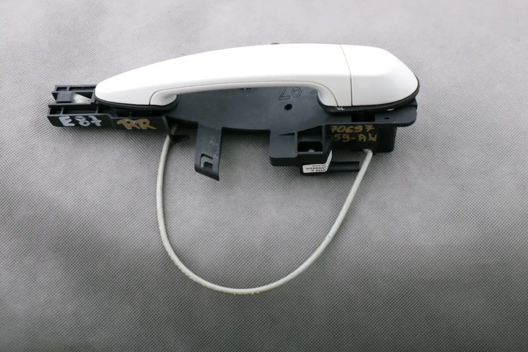 Asidero Completo Trasero Derecho Alpinweiss Alpine Blanco para BMW E87 con número de pieza 7069759 BMW E87 Asidero Completo Trasero Derecho Alpinweiss Alpine Blanco - SKU 7069759-AW - Número de pieza 7069759