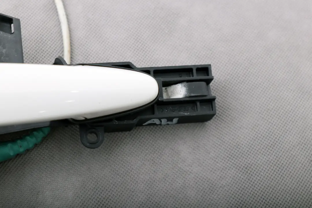 Asidero Completo Trasero Derecho Alpinweiss Alpine Blanco para BMW E87 con número de pieza 7069759 BMW E87 Asidero Completo Trasero Derecho Alpinweiss Alpine Blanco - SKU 7069759-AW - Número de pieza 7069759