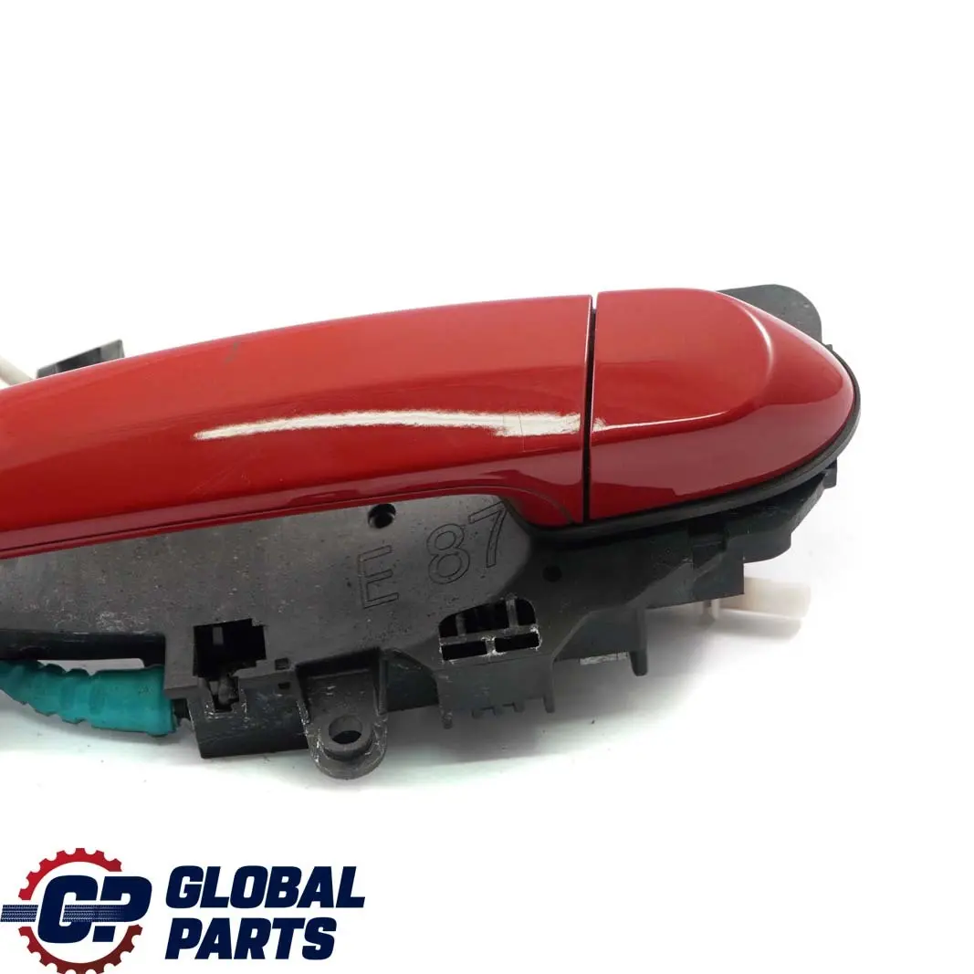 Asidero Trasero Izquierdo Completo Karmesinrot Rojo Carmesi para BMW E87 con número de pieza 7069759 BMW E87 Asidero Trasero Izquierdo Completo Karmesinrot Rojo Carmesi - SKU 7069759-KAR1 - Número de pieza 7069759