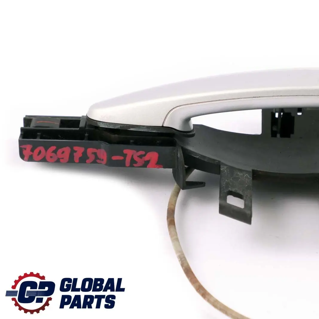 Complete Rear Right O/S Grab Door Handle Titansilber Silver to BMW 1 Series E87 2 with Part number 7069759 BMW 1 Series E87 2 Complete Rear Right O/S Grab Door Handle Titansilber Silver - SKU 7069759-TS2 - Part number 7069759