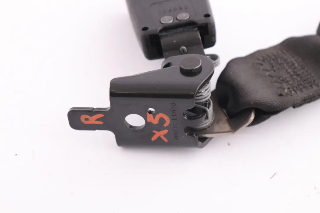 Asiento Trasero Medio Derecho Inferior Cinturón de Seguridad para BMW E53 con número de pieza 7070186 BMW E53 Asiento Trasero Medio Derecho Inferior Cinturón de Seguridad - SKU 7070186 - Número de pieza 7070186