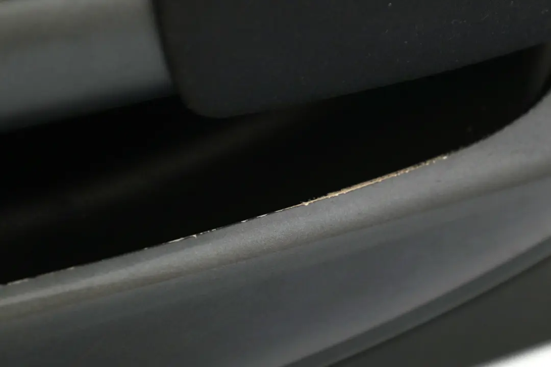 Türverkleidung Dekor Anthrazit vorne rechts Panther Black Kaleido für BMW Mini R50 mit Teilenummer 7070590 BMW Mini R50 Türverkleidung Dekor Anthrazit vorne rechts Panther Black Kaleido - SKU 7070590 - Teilenummer 7070590