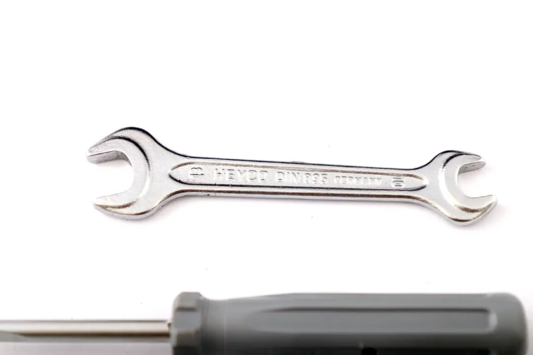 Zestaw Klucz Hak Śrubokręt Etui do BMW E81 E82 E87 o numerze 7070643 BMW E81 E82 E87 Zestaw Klucz Hak Śrubokręt Etui - SKU 7070643-1 - Numer Części 7070643