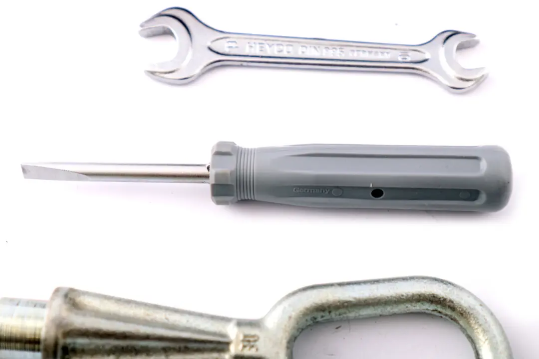 Zestaw Klucz Hak Śrubokręt Etui do BMW E81 E82 E87 o numerze 7070643 BMW E81 E82 E87 Zestaw Klucz Hak Śrubokręt Etui - SKU 7070643-1 - Numer Części 7070643