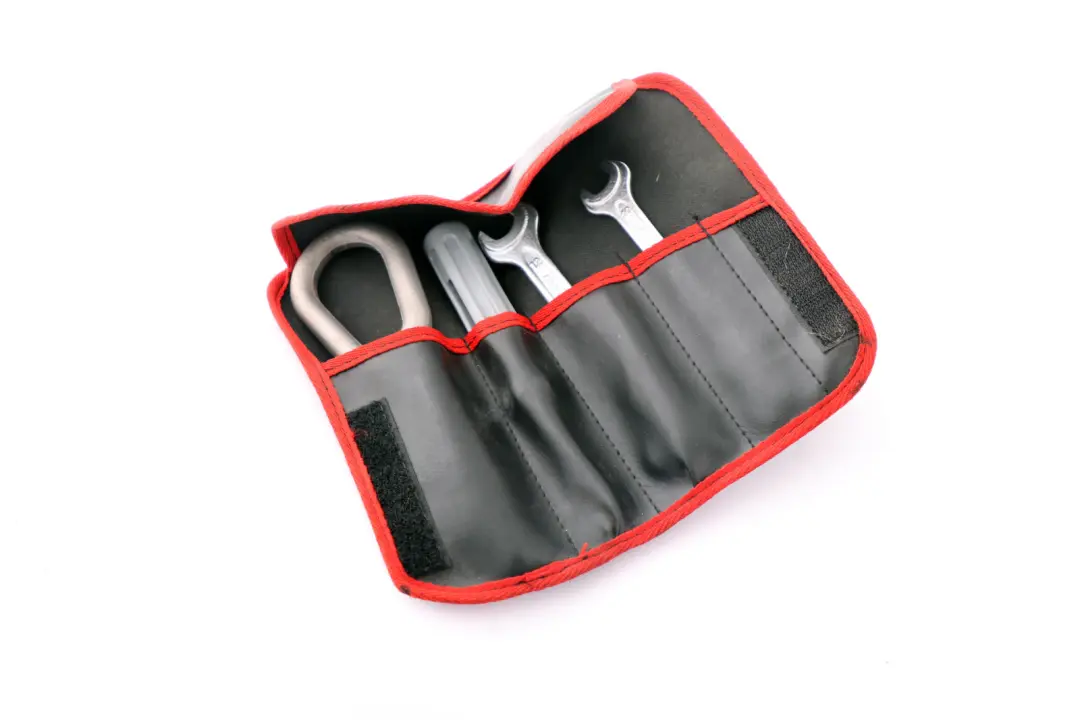 Zestaw klucz hak śrubokręt etui do BMW E81 E87 E90 o numerze 57070643 BMW E81 E87 E90 Zestaw klucz hak śrubokręt etui - SKU 7070643-2 - Numer Części 57070643