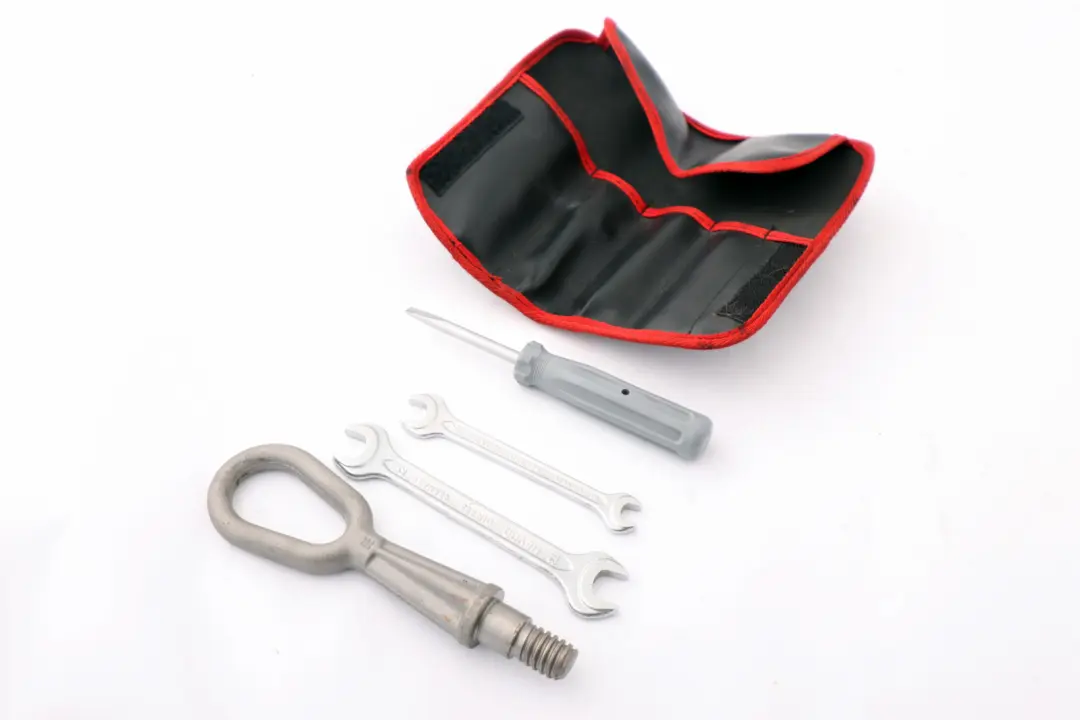 Zestaw klucz hak śrubokręt etui do BMW E81 E87 E90 o numerze 57070643 BMW E81 E87 E90 Zestaw klucz hak śrubokręt etui - SKU 7070643-2 - Numer Części 57070643