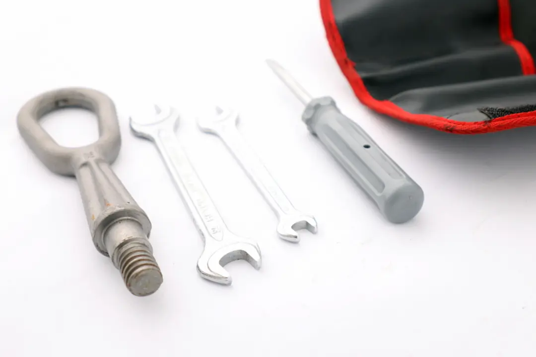 Zestaw klucz hak śrubokręt etui do BMW E81 E87 E90 o numerze 57070643 BMW E81 E87 E90 Zestaw klucz hak śrubokręt etui - SKU 7070643-2 - Numer Części 57070643