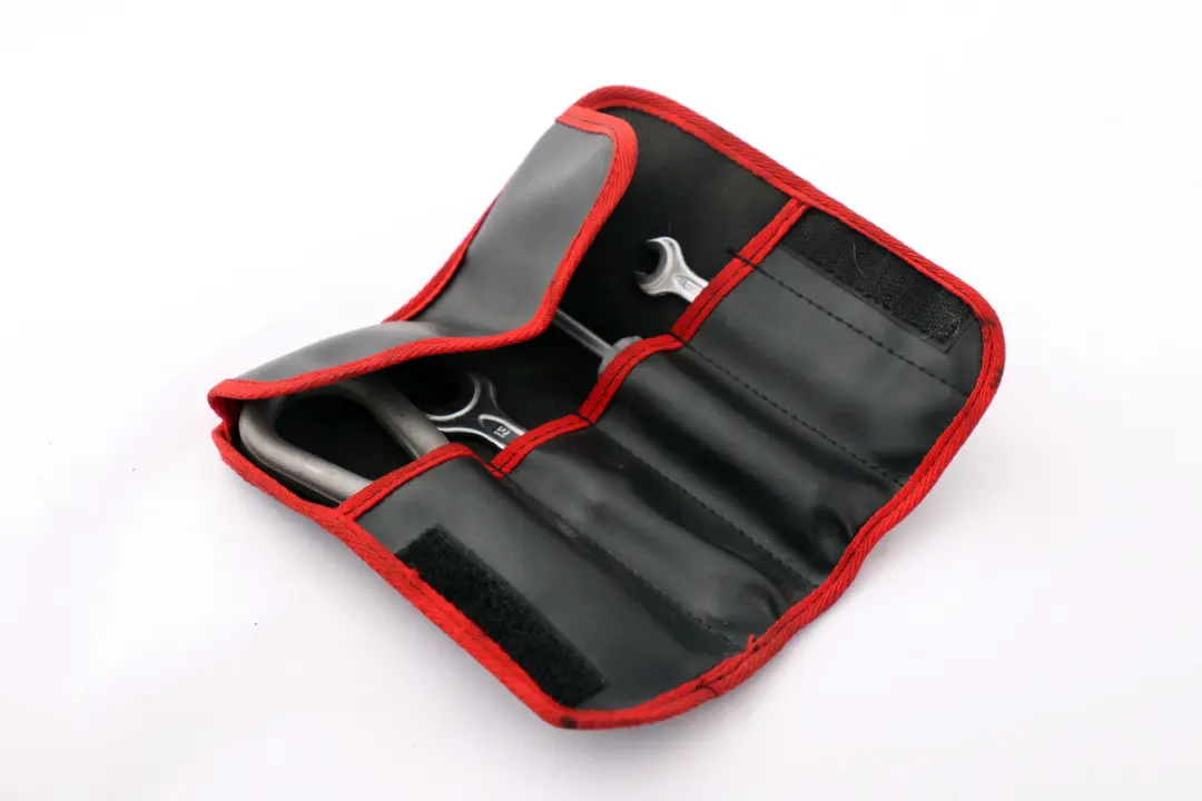 Zestaw klucz hak śrubokręt etui do BMW E81 E87 E90 o numerze 57070643 BMW E81 E87 E90 Zestaw klucz hak śrubokręt etui - SKU 7070643-2 - Numer Części 57070643