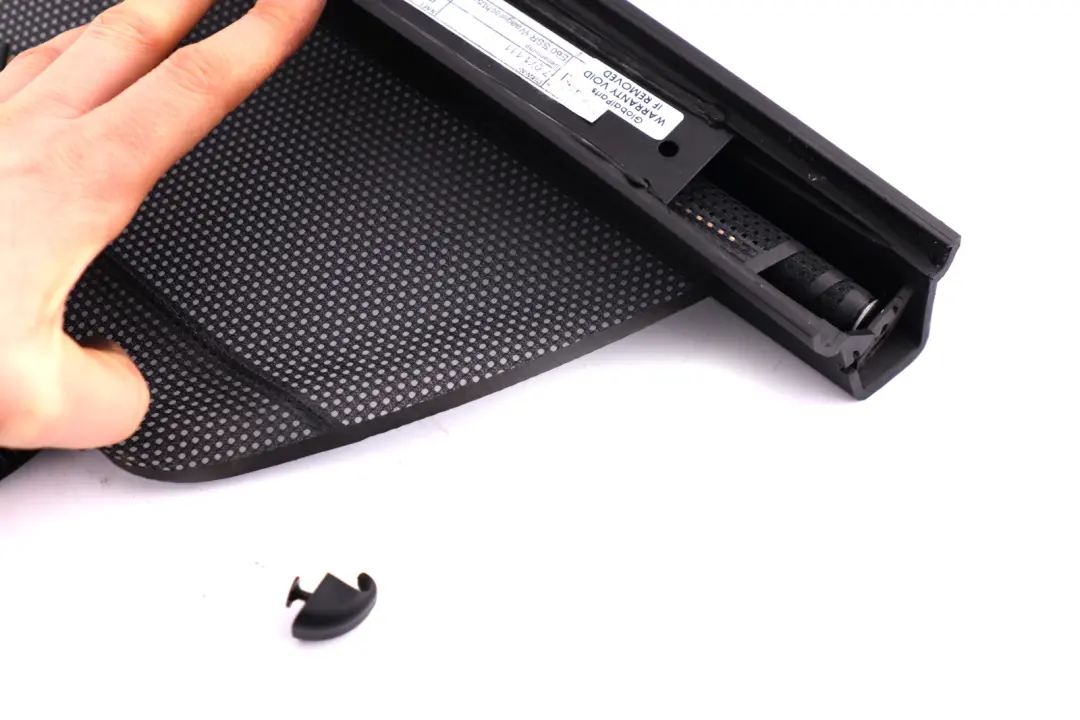 Sonnenschutzrollo Dreiecksfenster Links N/S Schwarz N/S für BMW 5 er E60 mit Teilenummer 7071111 BMW 5 er E60 Sonnenschutzrollo Dreiecksfenster Links N/S Schwarz N/S - SKU 7071111 - Teilenummer 7071111