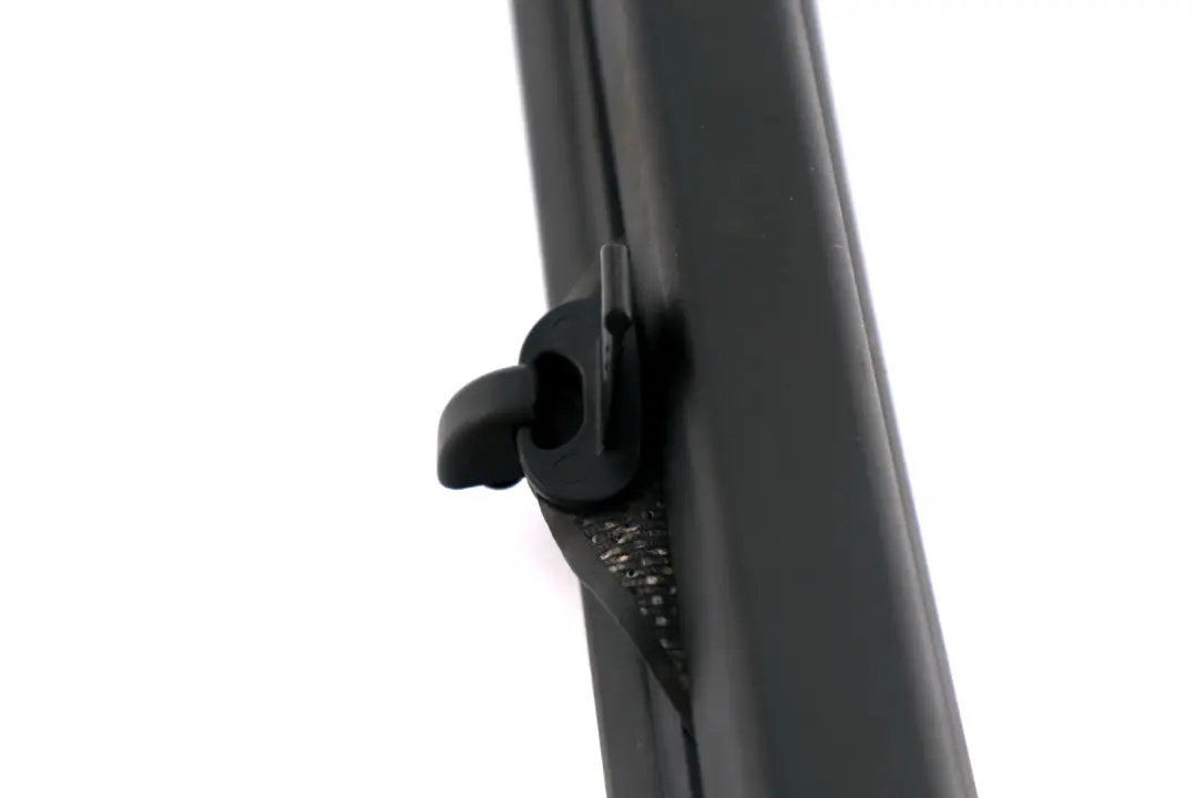 Sonnenschutzrollo Dreiecksfenster Links N/S Schwarz N/S für BMW 5 er E60 mit Teilenummer 7071111 BMW 5 er E60 Sonnenschutzrollo Dreiecksfenster Links N/S Schwarz N/S - SKU 7071111 - Teilenummer 7071111