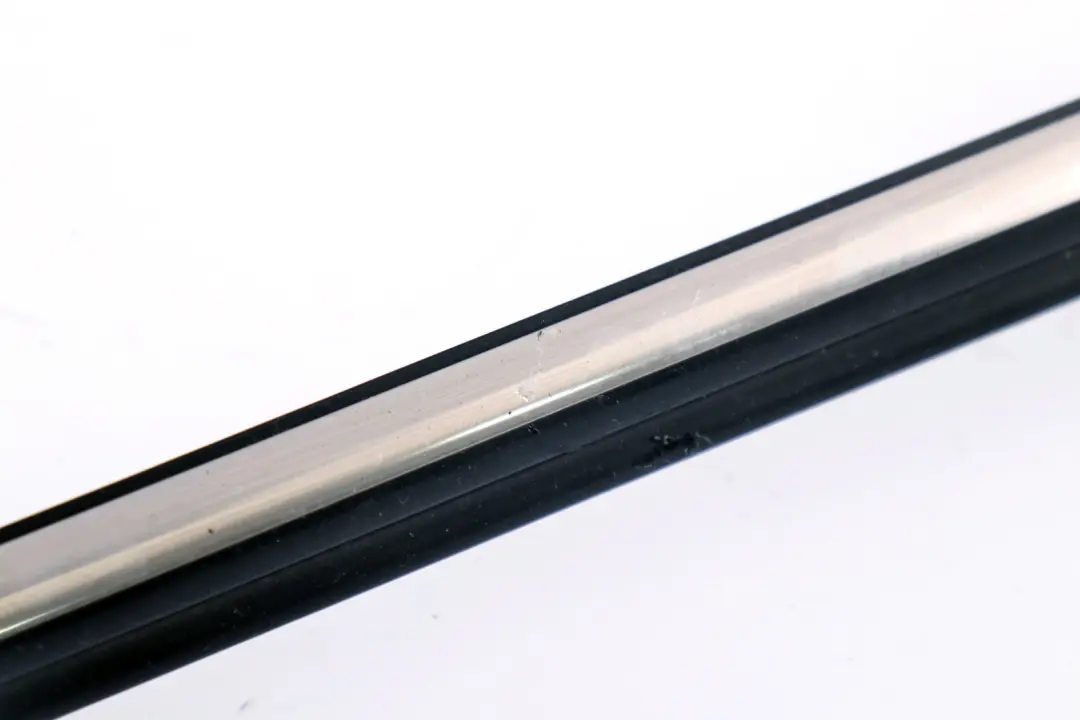 Burlete Exterior Puerta Delantera Derecha Cromo para Mini Cooper One R50 R52 R53 con número de pieza 7071670 Mini Cooper One R50 R52 R53 Burlete Exterior Puerta Delantera Derecha Cromo - SKU 7071670 - Número de pieza 7071670