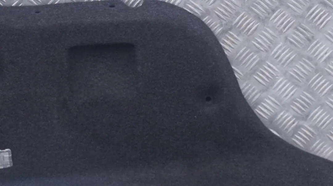 Boot Trunk Lid Centre Trim Panel Cover para BMW E60 con número de pieza 7122193 BMW E60 Boot Trunk Lid Centre Trim Panel Cover - SKU 7072070 - Número de pieza 7122193