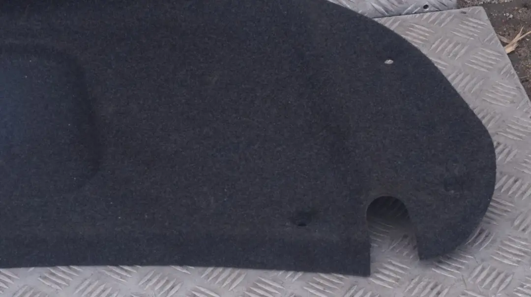 Boot Trunk Lid Centre Trim Panel Cover para BMW E60 con número de pieza 7122193 BMW E60 Boot Trunk Lid Centre Trim Panel Cover - SKU 7072070 - Número de pieza 7122193