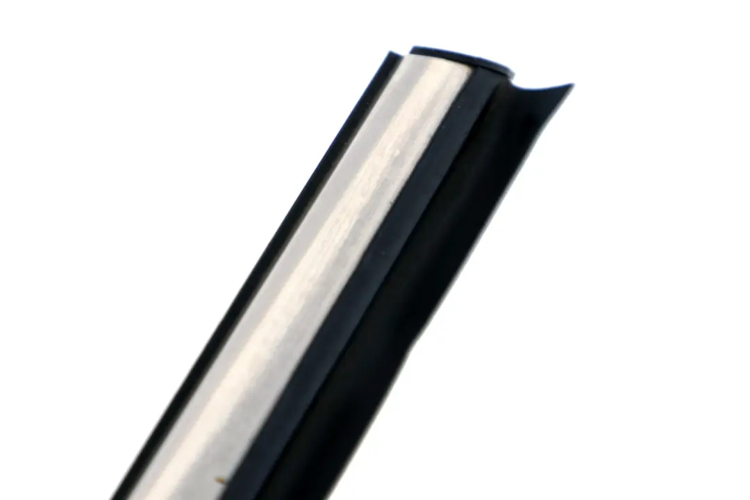 Burlete Exterior Cromado Puerta Trasera Izquierda para Mini Cooper R52 Cabrio con número de pieza 7072931 Mini Cooper R52 Cabrio Burlete Exterior Cromado Puerta Trasera Izquierda - SKU 7072931 - Número de pieza 7072931