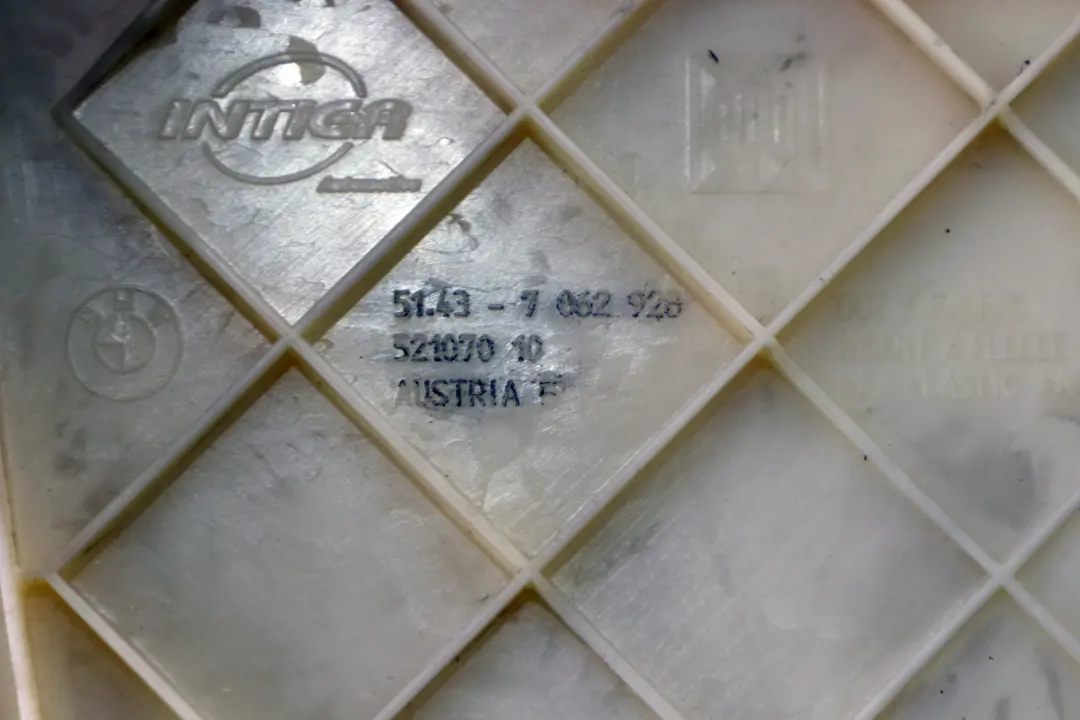 Blende Himmel Hinten Himmelgrau Grau für BMW 6 er E63 mit Teilenummer 7073696 BMW 6 er E63 Blende Himmel Hinten Himmelgrau Grau - SKU 7073696 - Teilenummer 7073696