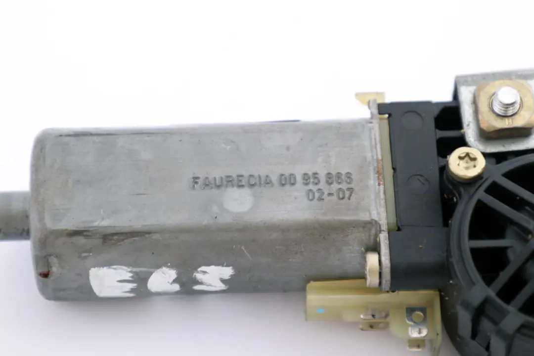 Antrieb Sitzhöhenverstellung Rechts Vorne für BMW E60 E65 E70 mit Teilenummer 7075944 BMW E60 E65 E70 Antrieb Sitzhöhenverstellung Rechts Vorne - SKU 7075944-3 - Teilenummer 7075944