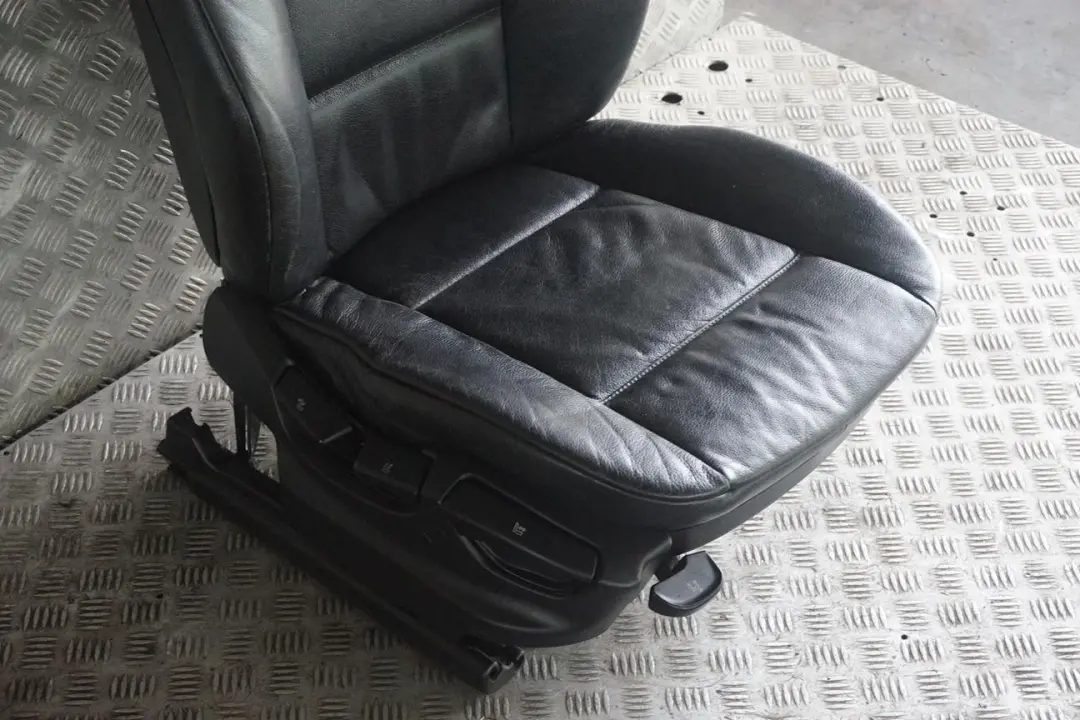 Front Right O/S Seat Black Leather Dakota Manual to BMW X5 Series E53 with Part number 7077548 BMW X5 Series E53 Front Right O/S Seat Black Leather Dakota Manual - SKU 7077548-2 - Part number 7077548