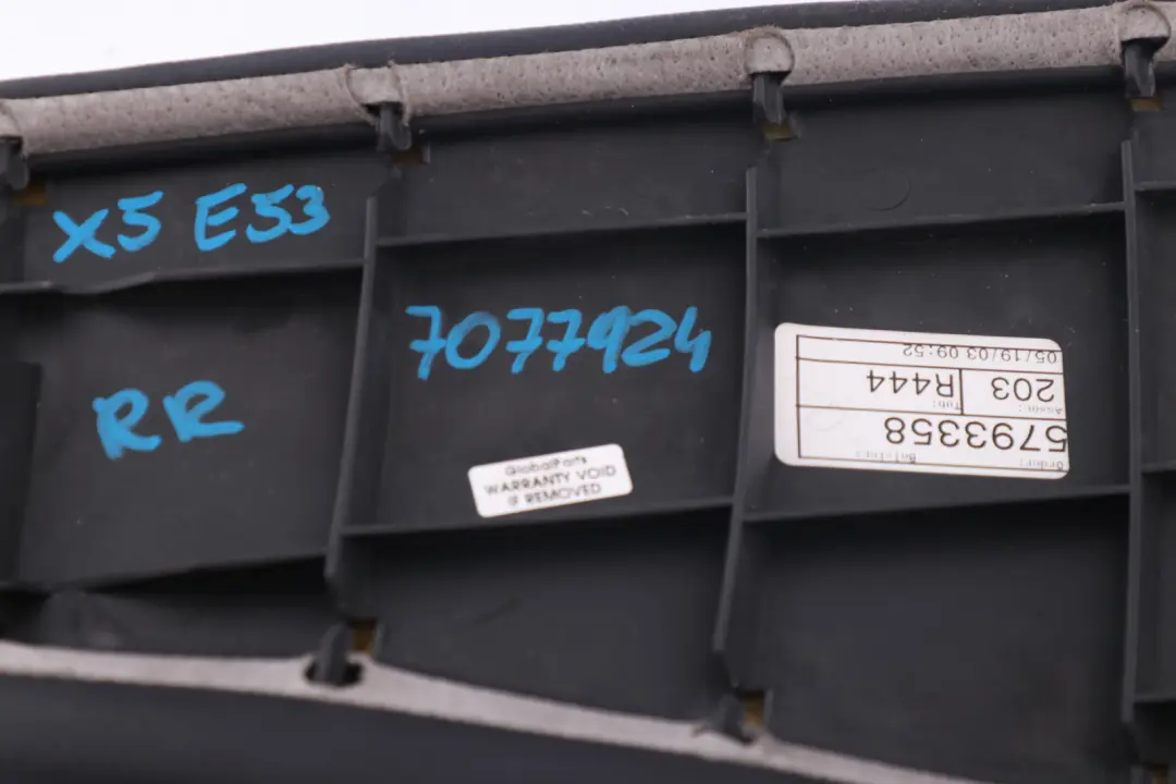 Sitzseitenverkleidung Leder hinten rechts Schwarz Black für BMW X5 E53 mit Teilenummer 7077924 BMW X5 E53 Sitzseitenverkleidung Leder hinten rechts Schwarz Black - SKU 7077924 - Teilenummer 7077924