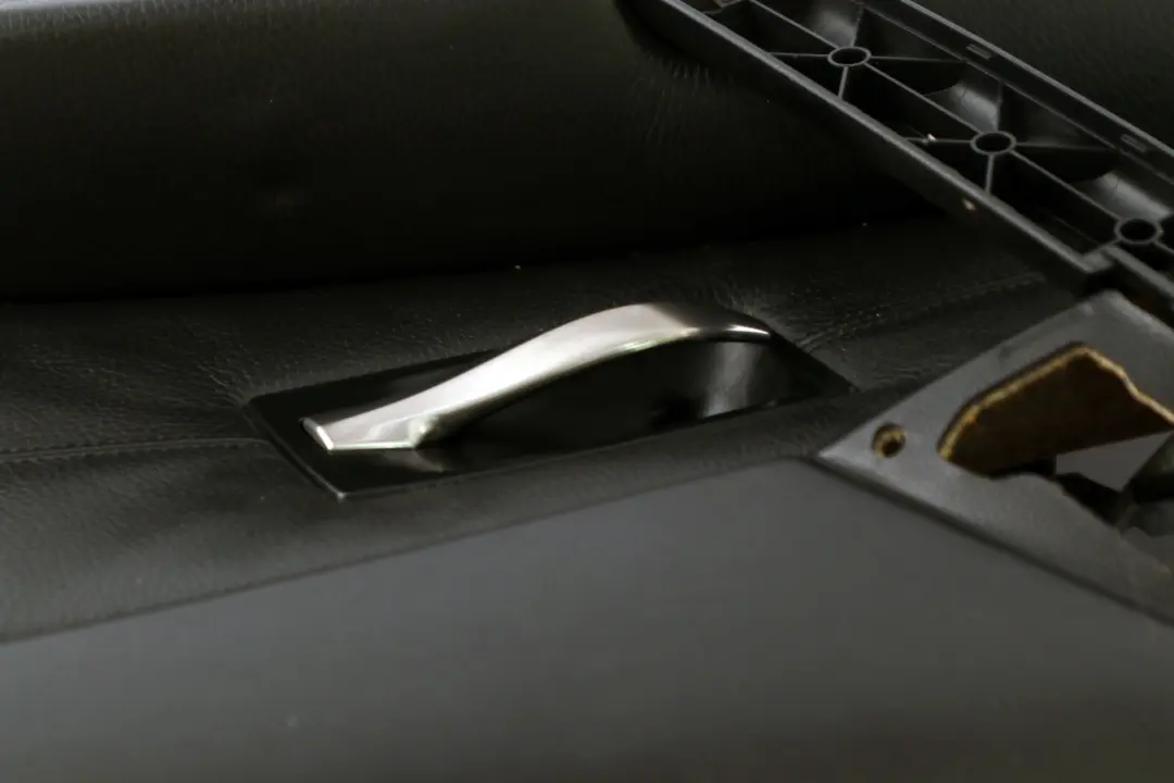 Boczek Tapicerka Panel Drzwi Skóra Czarna Prawy Tył do BMW E60 E61 o numerze 7078742 BMW E60 E61 Boczek Tapicerka Panel Drzwi Skóra Czarna Prawy Tył - SKU 7078742 - Numer Części 7078742