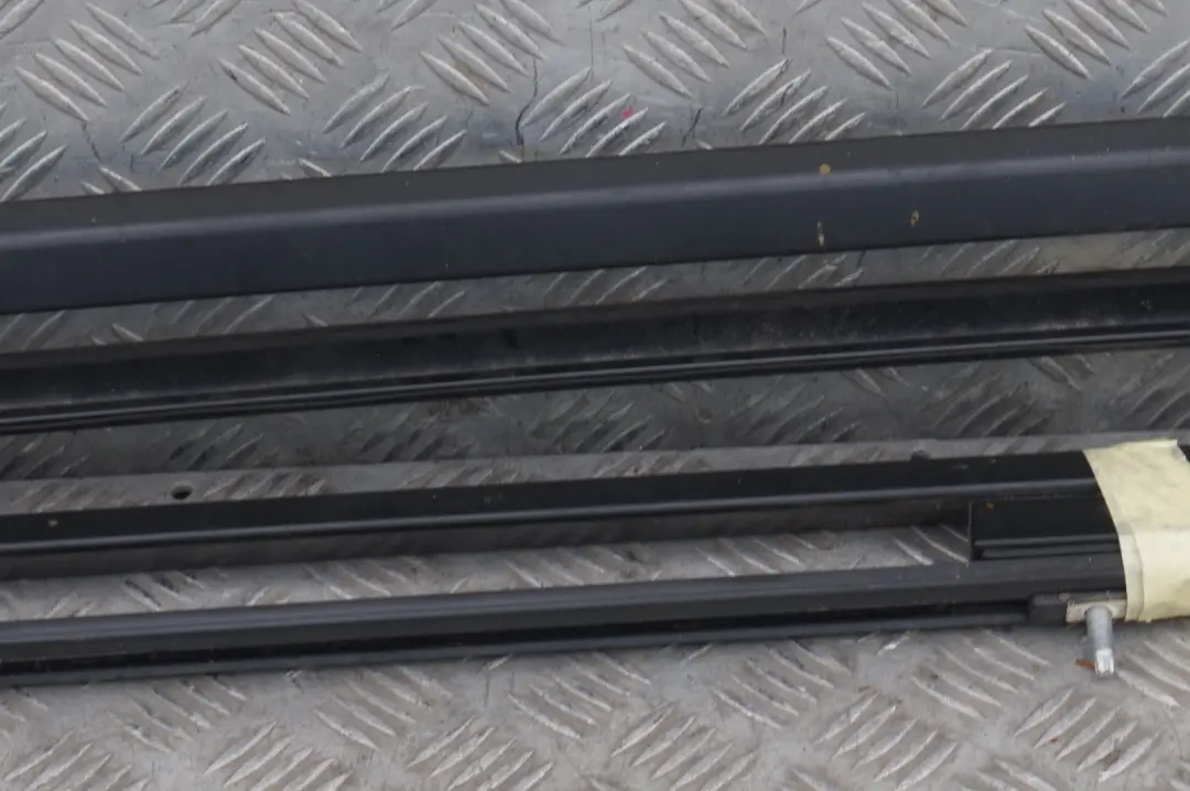 Set Roof Railing Bars Left Right O/N/S Black Sapphire to BMW E61 Touring with Part number 7079946 BMW E61 Touring Set Roof Railing Bars Left Right O/N/S Black Sapphire - SKU 7079945-BS - Part number 7079946