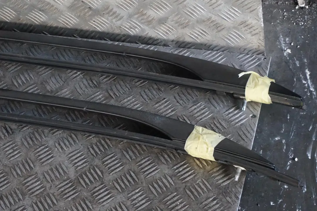 Set Barras De Techo Izquierda Derecha Carbonschwarz Negro para BMW E61 Touring con número de pieza 7079946 BMW E61 Touring Set Barras De Techo Izquierda Derecha Carbonschwarz Negro - SKU 7079945-CAR - Número de pieza 7079946