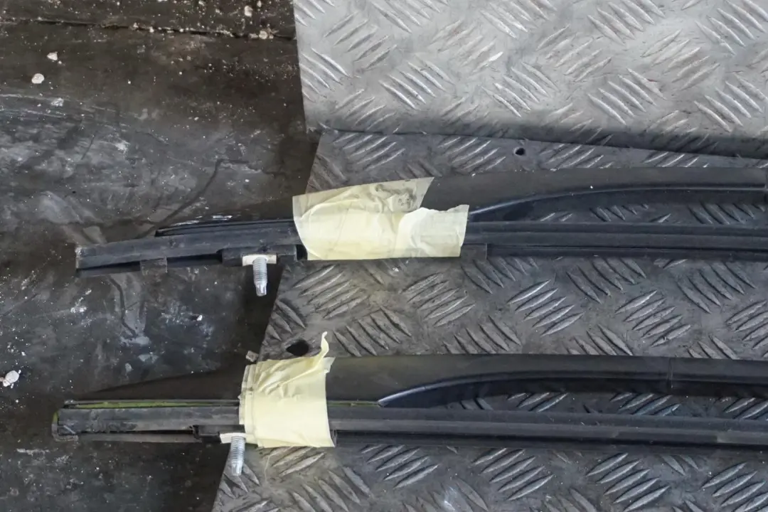 Set Dach Reling Links Rechts Carbonschwarz Schwarz für BMW E61 Touring mit Teilenummer 7079946 BMW E61 Touring Set Dach Reling Links Rechts Carbonschwarz Schwarz - SKU 7079945-CAR - Teilenummer 7079946