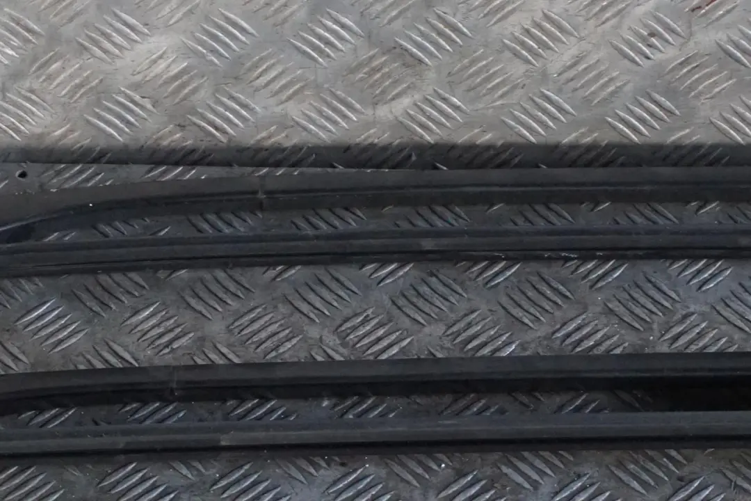 Zestaw Relingów Dachowych Lewy Prawy Czarny Carbon7079945 do BMW E61 Touring o numerze 7079946 BMW E61 Touring Zestaw Relingów Dachowych Lewy Prawy Czarny Carbon7079945 - SKU 7079945-CAR - Numer Części 7079946