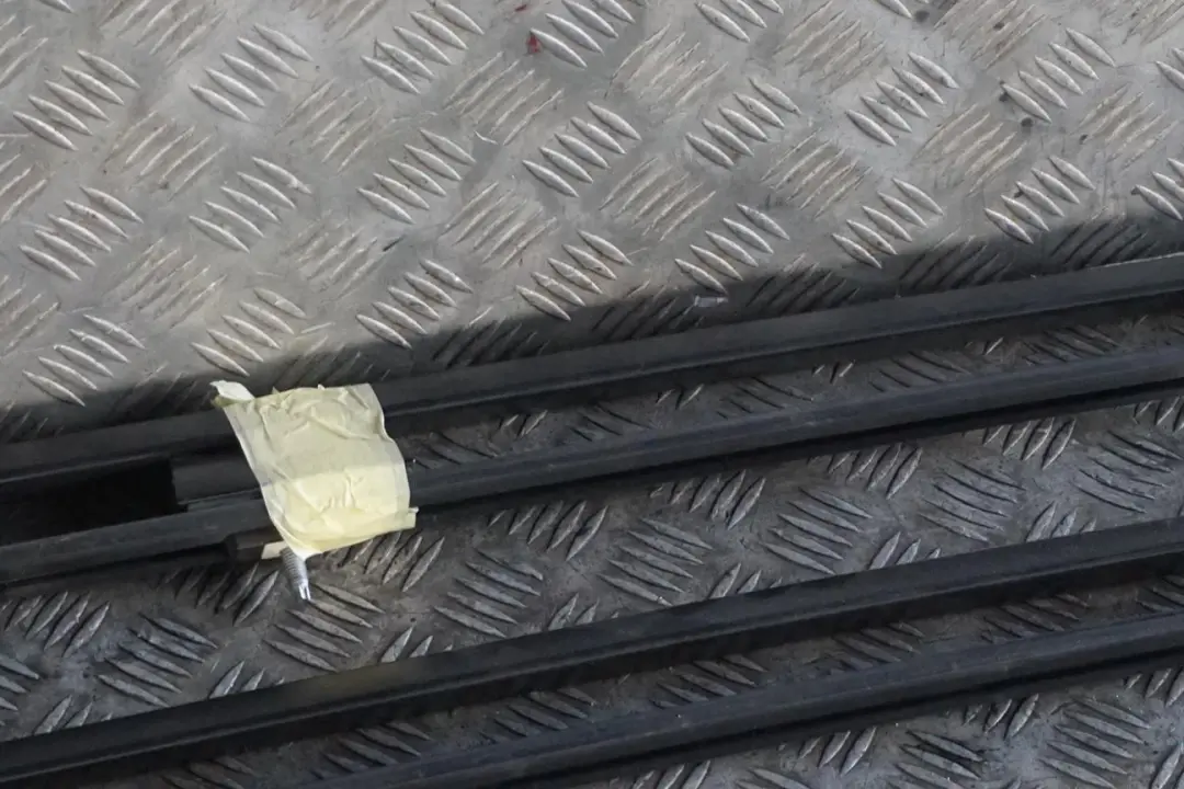 Set Roof Railing Bars Left Right N/O/S Carbonschwarz Black to BMW E61 Touring with Part number 7079946 BMW E61 Touring Set Roof Railing Bars Left Right N/O/S Carbonschwarz Black - SKU 7079945-CAR - Part number 7079946