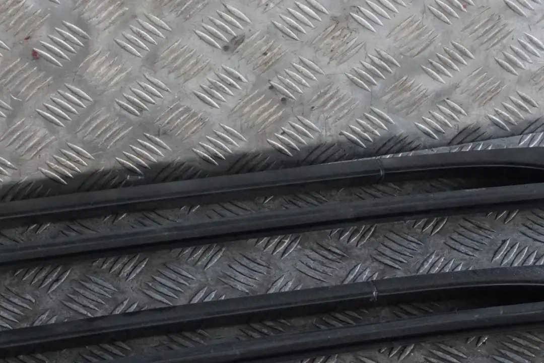 BMW E61 Touring Set Barras De Techo Izquierda Derecha Carbonschwarz Negro - SKU 7079945-CAR - Número de pieza 7079946