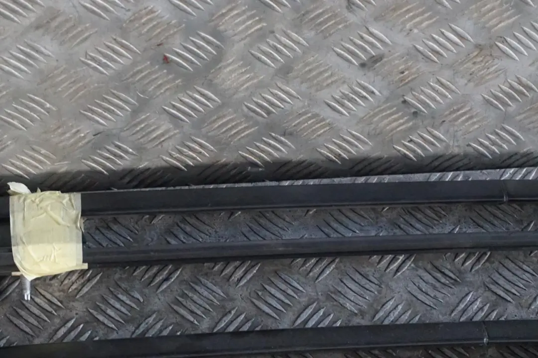 Set Barres De Toit Gauche Droite Carbonschwarz Black pour BMW E61 Touring à propos du numéro de pièce 7079946 BMW E61 Touring Set Barres De Toit Gauche Droite Carbonschwarz Black - SKU 7079945-CAR - Numéro de pièce 7079946