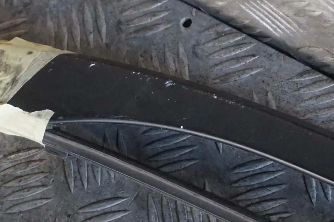 BMW E61 Touring Zestaw Relingów Dachowych Lewy Prawy Czarny Carbon7079945 - SKU 7079945-CAR - Numer Części 7079946