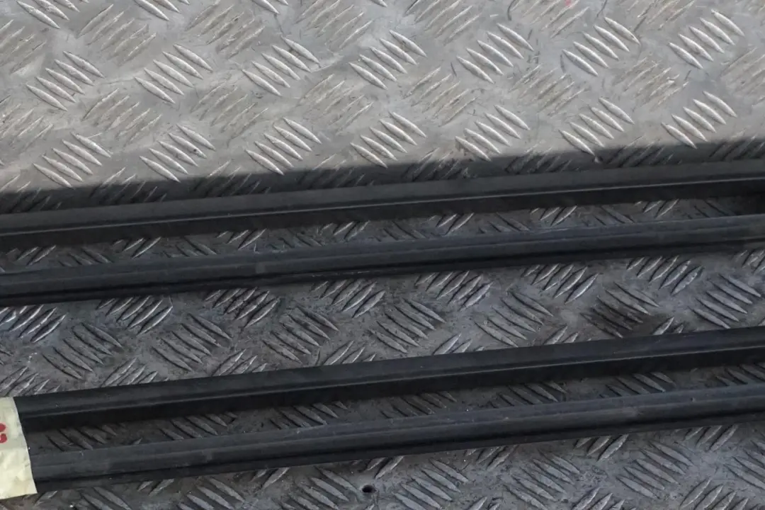 BMW E61 Touring Zestaw Relingów Dachowych Lewy Prawy Czarny Carbon7079945 - SKU 7079945-CAR - Numer Części 7079946