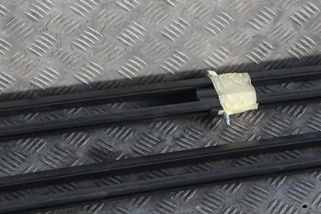 Set Barre Parapetto Sinistra Destra Carbonschwarz Nero per BMW E61 Touring con numero di parte 7079946 BMW E61 Touring Set Barre Parapetto Sinistra Destra Carbonschwarz Nero - SKU 7079945-CAR - Numero di parte 7079946