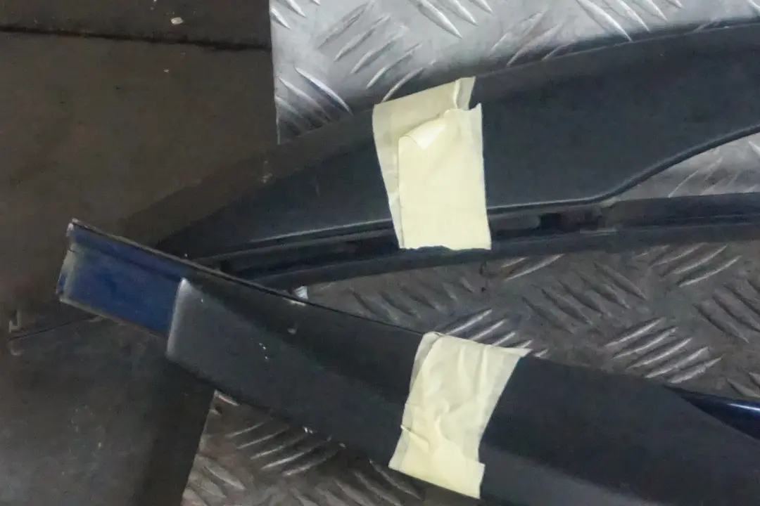 Set Roof Railing Bars Left Right N/O/S Le Mans Blue to BMW 5 Series E61 Touring with Part number 7079946 BMW 5 Series E61 Touring Set Roof Railing Bars Left Right N/O/S Le Mans Blue - SKU 7079945-LMB - Part number 7079946