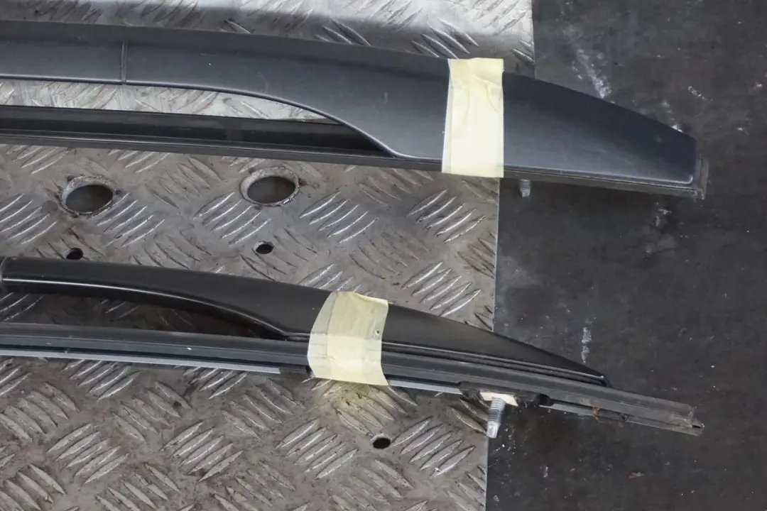 Relingi Dachowe Zestaw Komplet Lewy Prawy Szary do BMW E61 o numerze 7079946 BMW E61 Relingi Dachowe Zestaw Komplet Lewy Prawy Szary - SKU 7079945-TGR - Numer Części 7079946