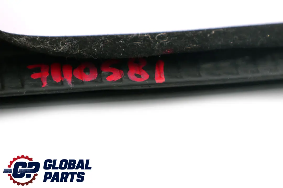 BMW E61 Touring Joint de protection du bord de la vitre arriere gauche - SKU 7110581 - Numéro de pièce 7110581