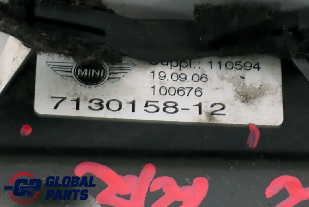 Motore Alzacristallo Meccanismo Posteriore Destro per Mini R52 R57 con numero di parte 7111018 Mini R52 R57 Motore Alzacristallo Meccanismo Posteriore Destro - SKU 7111018 - Numero di parte 7111018