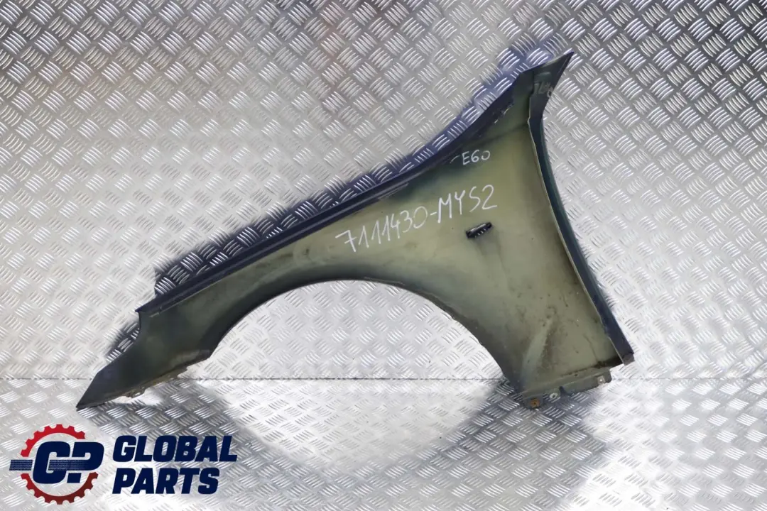 Błotnik prawy przedni Mysticblau do BMW E60 E61 o numerze 7111430 BMW E60 E61 Błotnik prawy przedni Mysticblau - SKU 7111430-MYS2 - Numer Części 7111430