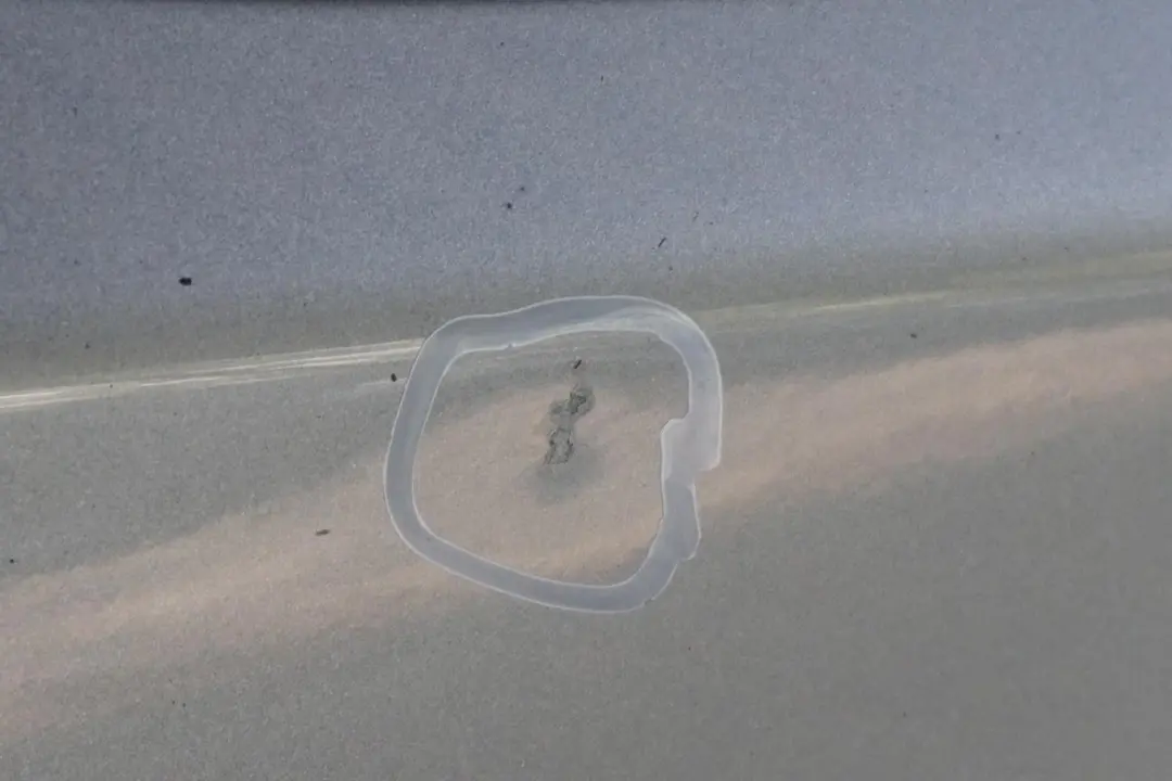 Błotnik prawy przedni silbergrau do BMW E60 E61 o numerze 7111430 BMW E60 E61 Błotnik prawy przedni silbergrau - SKU 7111430-SBG2 - Numer Części 7111430