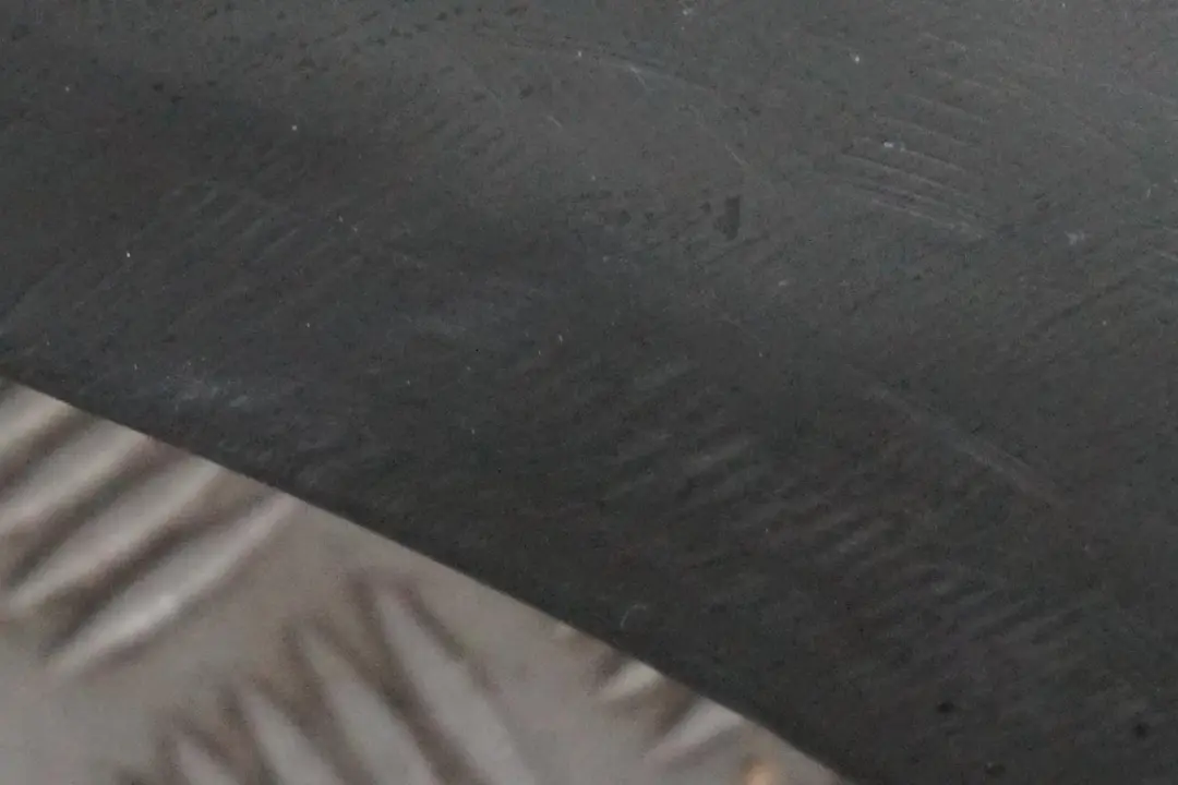 Błotnik prawy przedni silbergrau do BMW E60 E61 o numerze 7111430 BMW E60 E61 Błotnik prawy przedni silbergrau - SKU 7111430-SBG2 - Numer Części 7111430