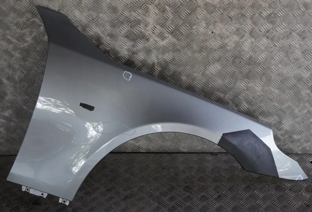 Błotnik prawy przedni silbergrau do BMW E60 E61 o numerze 7111430 BMW E60 E61 Błotnik prawy przedni silbergrau - SKU 7111430-SBG2 - Numer Części 7111430